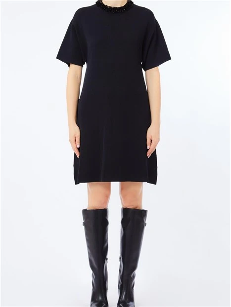 VESTITO CORTO MANICHE CORTE CON PAILLETTES APPLICATE SUL COLLO DONNA NERO