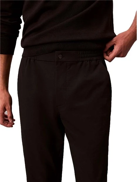 JOGGERS SLIM  CON ELASTICO IN VITA UOMO NERO