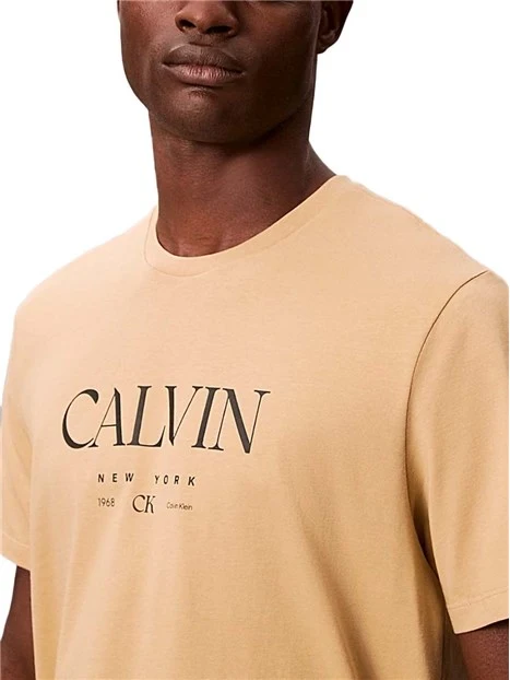 T-SHIRT MANICA CORTA CON LOGO STAMPATO SUL PETTO UOMO BEIGE