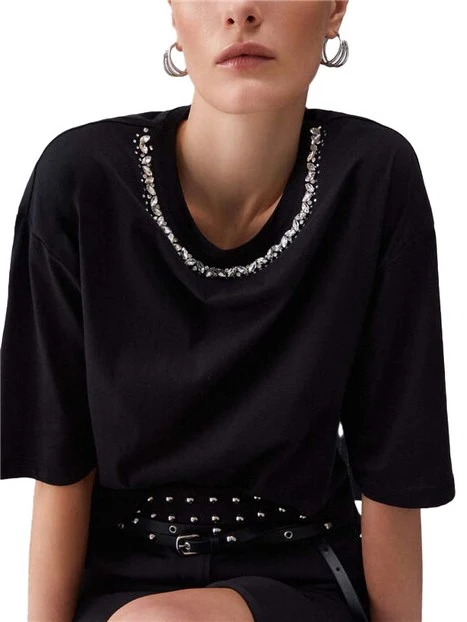 T-SHIRT MANICA CORTA CON DETTAGLIO GIOIELLO APPLICATO DONNA NERO