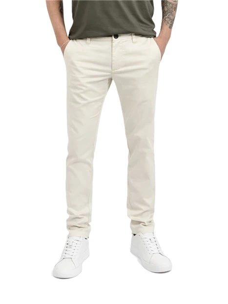 PANTALONI CHINO IN MISTO COTONE  CON DETTAGLIO LOGATO UOMO ECRU