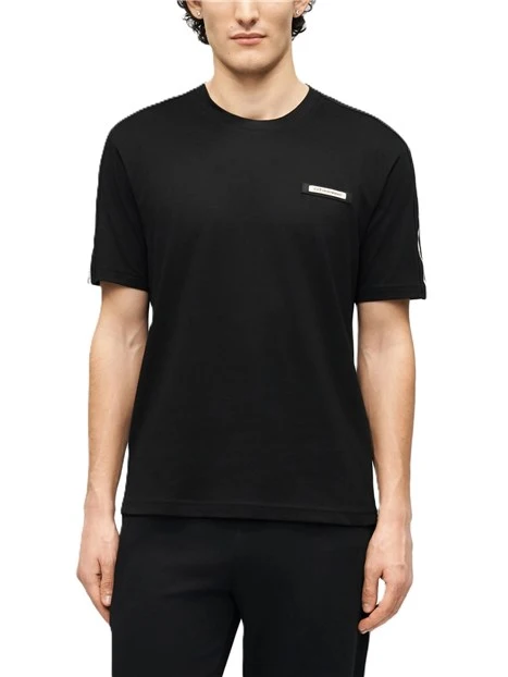 T-SHIRT MANICA CORTA CON BANDIERINA E DETTAGLIO TAPE SULLE SPALLE UOMO NERO