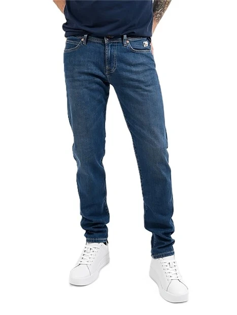 JEANS REGULAR CON BOTTONE LOGATO E ETICHETTA SUL RETRO UOMO BLU