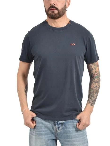 T- SHIRT MANICA CORTA CON RICAMO A CONTRASTO SU COLLO E MANICA UOMO BLU
