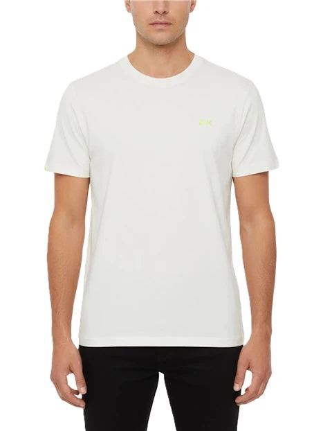 T- SHIRT MANICA CORTA CON RICAMO A CONTRASTO SU COLLO E MANICA UOMO BIANCO