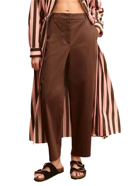 PANTALONE CHINO IN RASO DI COTONE STRETCH LINEA BARREL DONNA MARRONE