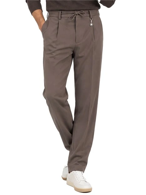 PANTALONI CHINO  CON PINCES E COULISSE IN VITA UOMO MARRONE