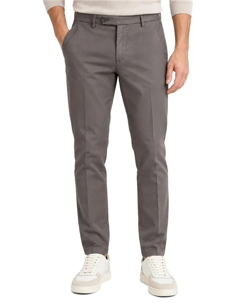 PANTALONI CHINO IN COTONE CON ETICHETTA POSTERIORE UOMO MARRONE