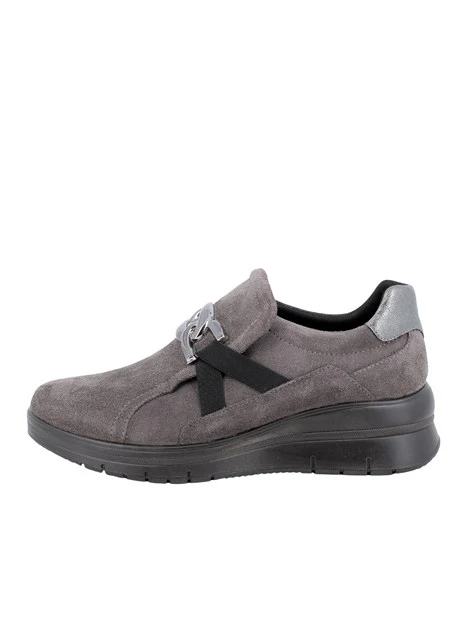 SNEAKERS SLIP ON IN PELLE SCAMOSCIATA CON DETTAGLIO METALLICO DONNA GRIGIO