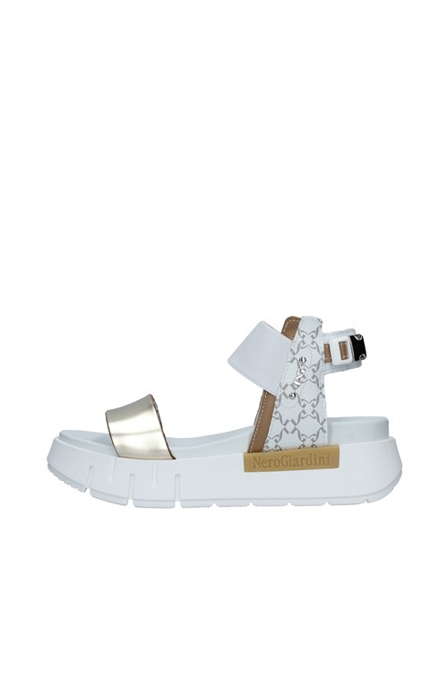 Nero Giardini With wedge GOLD