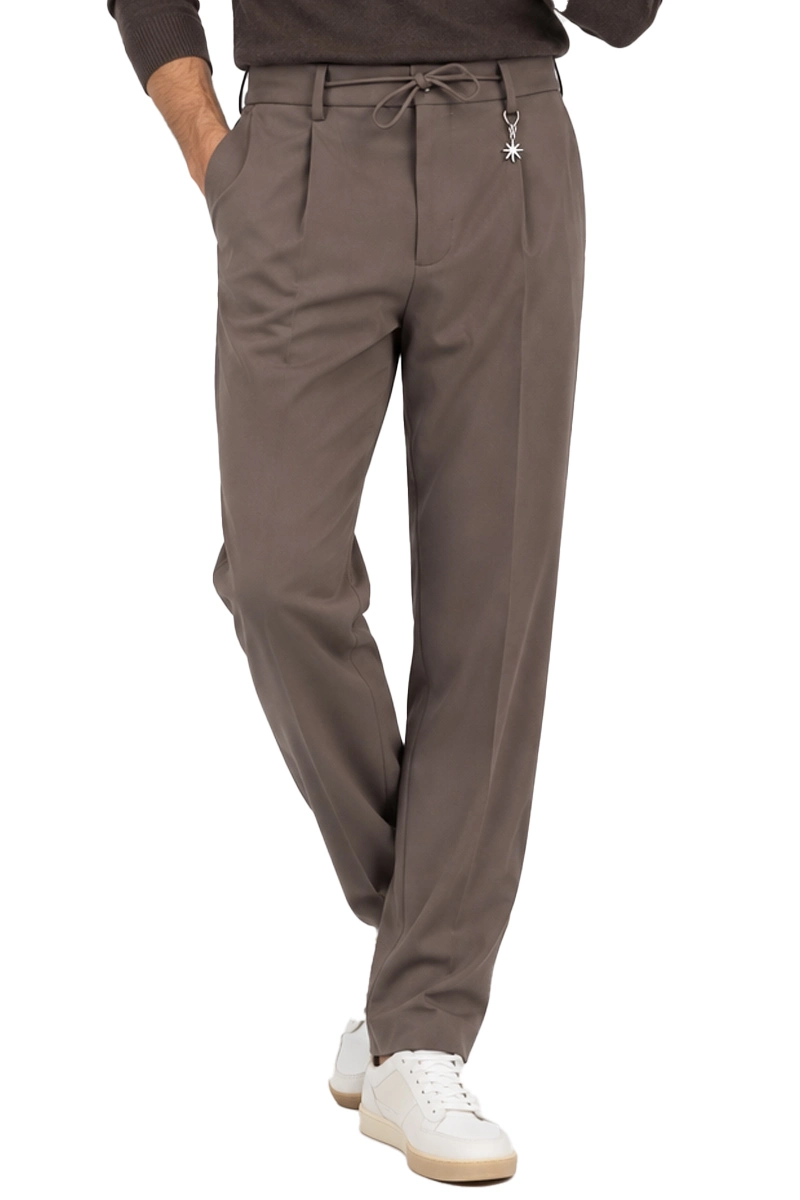 PANTALONI CHINO  CON PINCES E COULISSE IN VITA UOMO MARRONE
