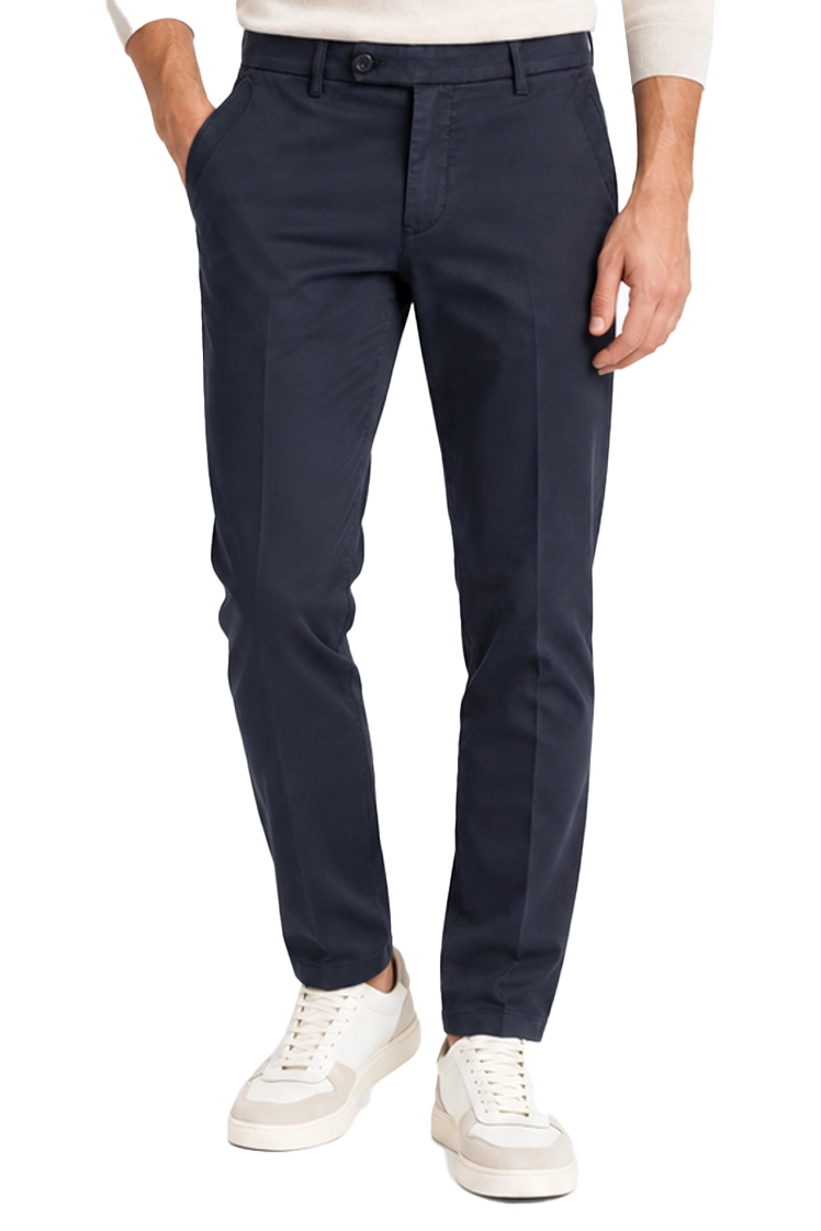 PANTALONI CHINO IN COTONE CON ETICHETTA POSTERIORE UOMO BLU