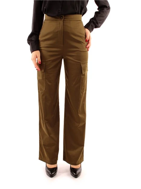Pantaloni verdi deals con tasche laterali