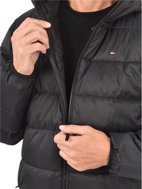 PIUMINO TRAPUNTATO CON CAPPUCCIO NI MATERIALE TECNICO UOMO NERO