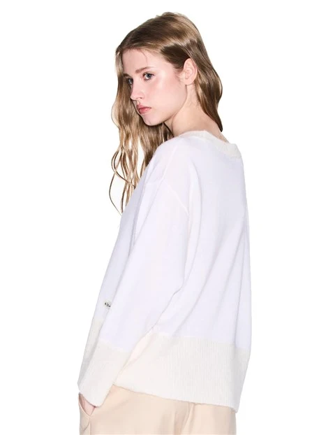 MAGLIA CON SCOLLO A BARCA CON LAVORAZIONE A COSTINE DONNA BIANCO