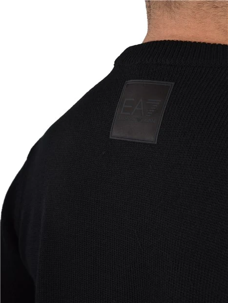 MAGLIA GIROCOLLO A COSTINE E LOGO SUL LATO POSTERIORE UOMO NERO