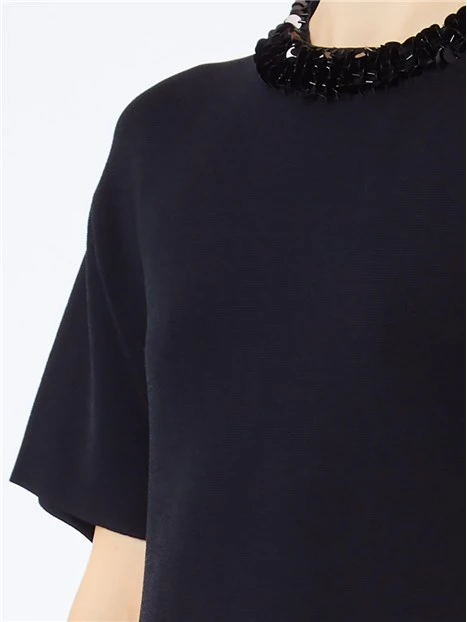 VESTITO CORTO MANICHE CORTE CON PAILLETTES APPLICATE SUL COLLO DONNA NERO