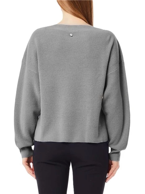 MAGLIA CON SCOLLO A BARCA E SPACCO LATERALE CON PERLA APPLICATA DONNA GRIGIO