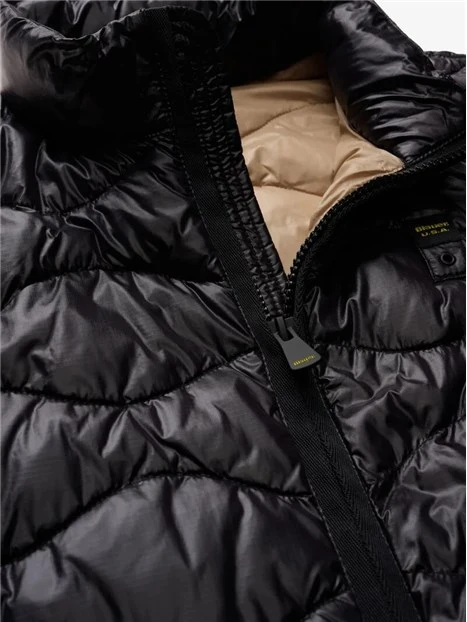 PIUMINO SMANICATO CON IMBOTTITURA AD ONDE CON FODERA A CONTRASTO UOMO NERO