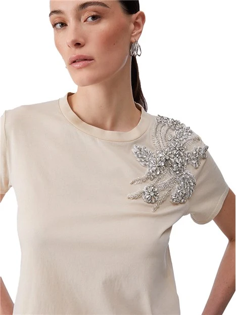 T-SHIRT MANICA CORTA CON DETTAGLIO GIOIELLO SULLA SPALLA DONNA MARRONE