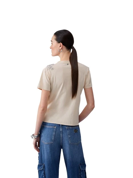 T-SHIRT MANICA CORTA CON DETTAGLIO GIOIELLO SULLA SPALLA DONNA MARRONE