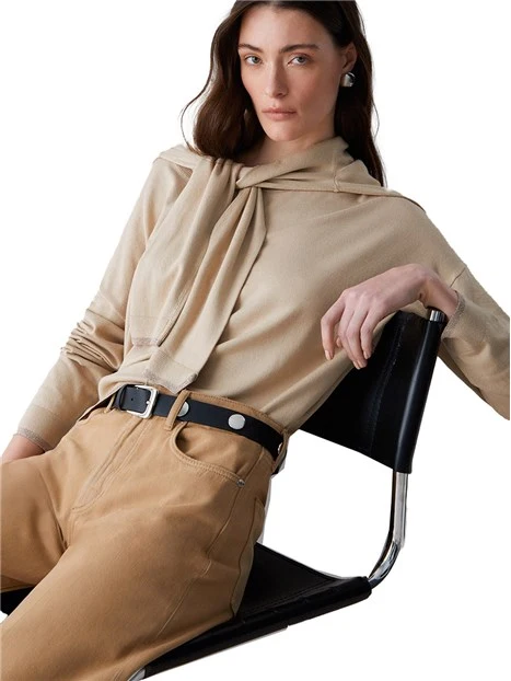 MAGLIA SCOLLO A BARCA CON LOGO RICAMATO DONNA BEIGE