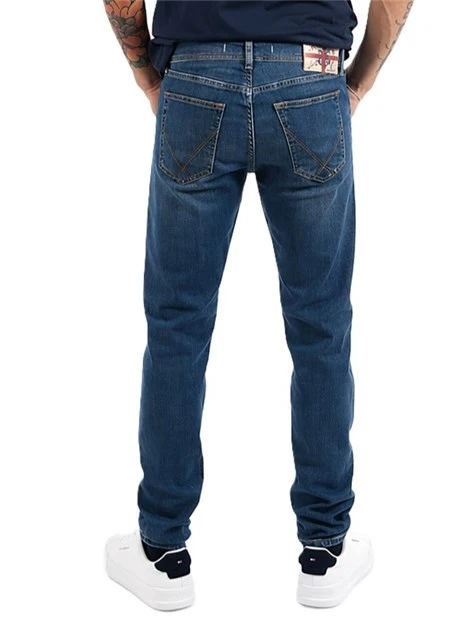 JEANS REGULAR CON BOTTONE LOGATO E ETICHETTA SUL RETRO UOMO BLU