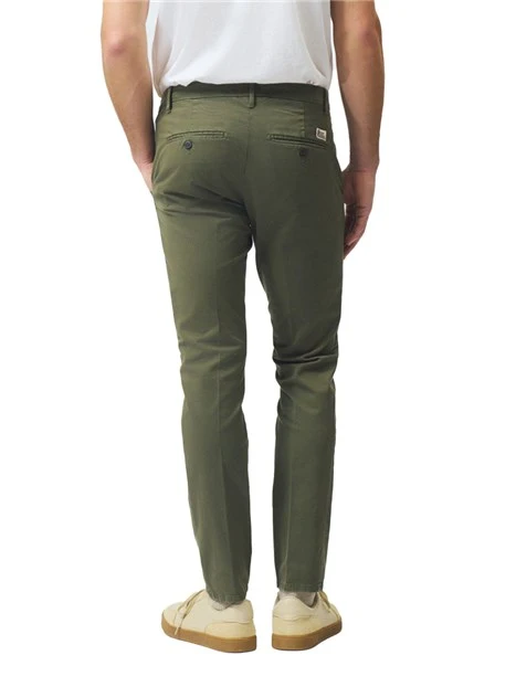 PANTALONE CHINO IN GARBADINA DI COTONE STRETCH UOMO VERDE