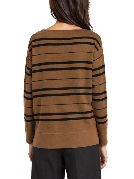 MAGLIA CON SCOLLO A BARCHETTA IN LANA VERGINE DONNA MARRONE