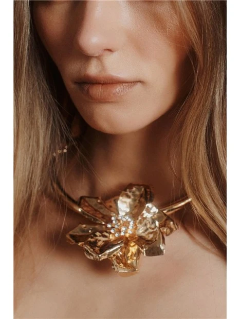 COLLANA CON PENDENTE FIORE E STRASS DONNA ORO