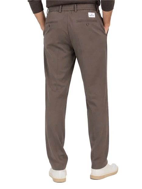 PANTALONI CHINO  CON PINCES E COULISSE IN VITA UOMO MARRONE
