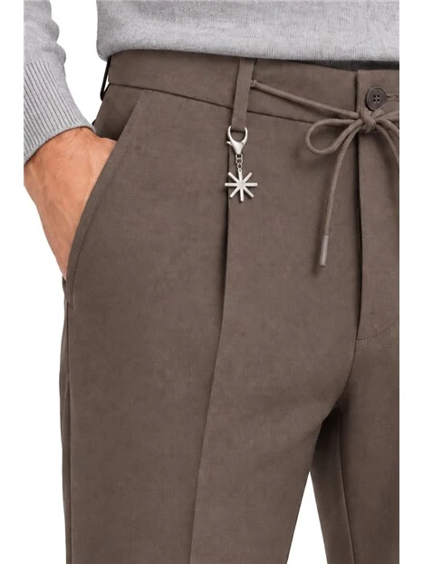 PANTALONI CHINO SARTORIALI CON COULISSE ED ELASTICO IN VITA UOMO MARRONE