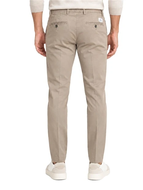 PANTALONI CHINO IN COTONE CON ETICHETTA POSTERIORE UOMO BEIGE