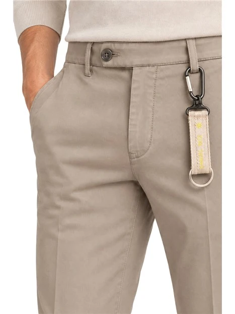 PANTALONI CHINO IN COTONE CON ETICHETTA POSTERIORE UOMO BEIGE