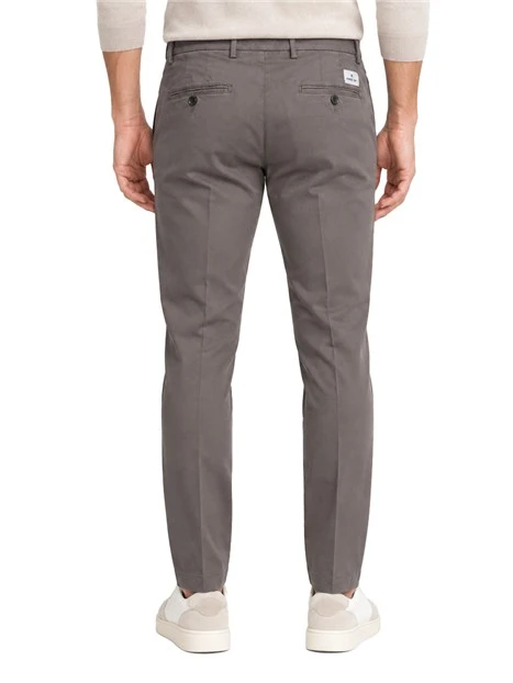 PANTALONI CHINO IN COTONE CON ETICHETTA POSTERIORE UOMO MARRONE