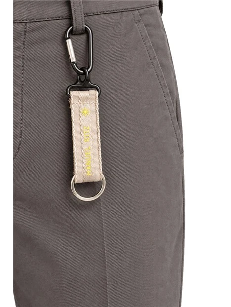 PANTALONI CHINO IN COTONE CON ETICHETTA POSTERIORE UOMO MARRONE