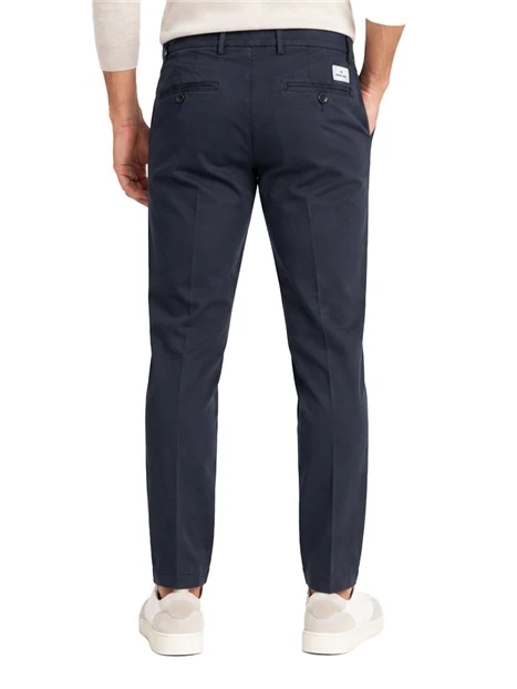 PANTALONI CHINO IN COTONE CON ETICHETTA POSTERIORE UOMO BLU