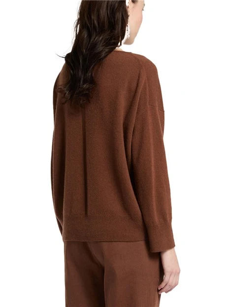 MAGLIA CON SCOLLO A BARCA IN PURO CASHMERE DONNA MARRONE