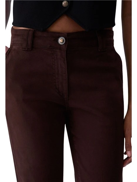 PANTALONE CHINO E A SIGARETTA CON BOTTONE GIOIELLO DONNA MARRONE