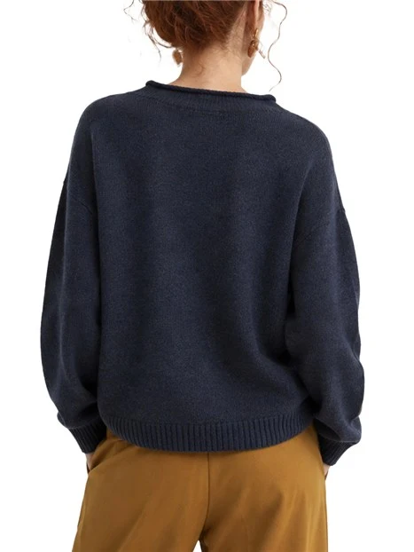 MAGLIA CON SCOLLO A BARCA E BORDI A COSTE DONNA BLU