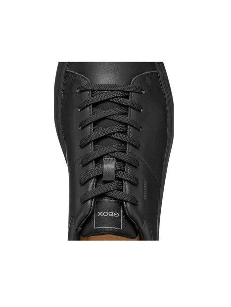 SNEAKERS BASSE IN PELLE CON DESIGN MONOCROMATICO UOMO NERO