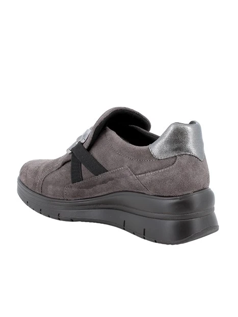 SNEAKERS SLIP ON IN PELLE SCAMOSCIATA CON DETTAGLIO METALLICO DONNA GRIGIO
